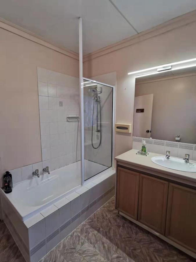 Large Private Room In Modern Stylish House Dunedin Bagian luar foto